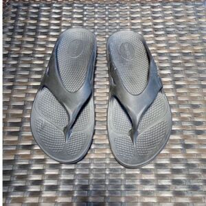 Oofos sandals women’s size 10